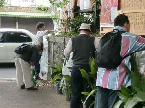 2176-12.5.20　若一神社　4人.jpg